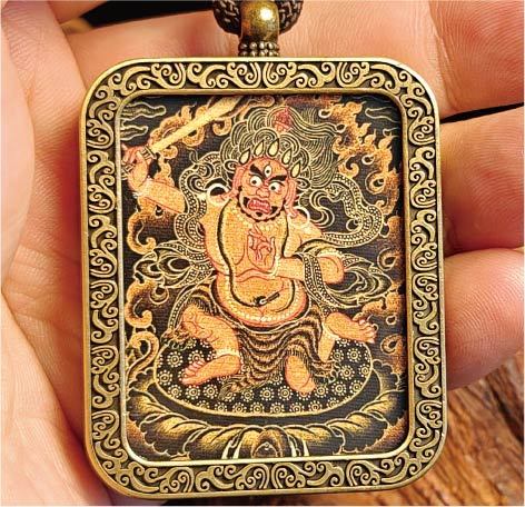 チベット仏教式 不動尊 開運ペンダント/メッキ合金、両面デザイン、約40×50×8mm（紐含む）、ブラックゴールド