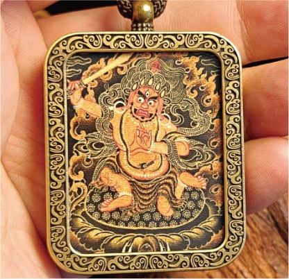 チベット仏教式 不動尊 開運ペンダント/メッキ合金、両面デザイン、約40×50×8mm（紐含む）、ブラックゴールド