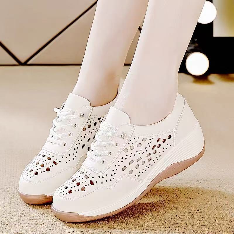 【เพิ่มความสูงได้ 5 ซม. เหมาะกับทุกสภาพเท้า】รองเท้าหนังฉลุรู พื้นหนา แมตช์ง่าย ระบายอากาศได้ดี