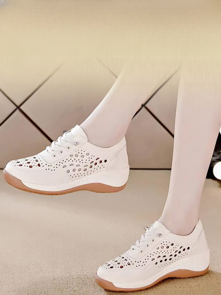 【เพิ่มความสูงได้ 5 ซม. เหมาะกับทุกสภาพเท้า】รองเท้าหนังฉลุรู พื้นหนา แมตช์ง่าย ระบายอากาศได้ดี