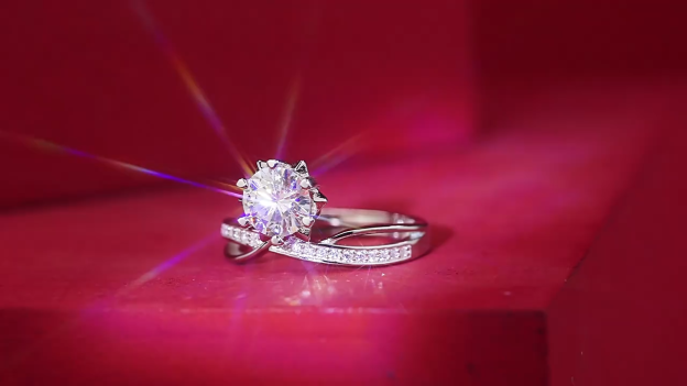 Fashionable Moissanite Women's Ring