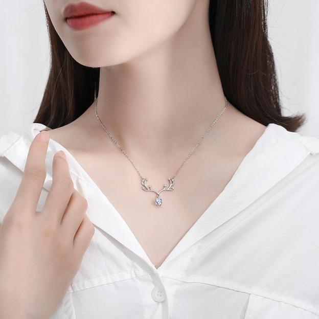 Exquisite Reindeer Design 925 Silver Necklace