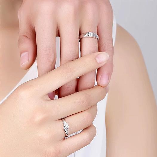 [Lockend] Elegant Spiral 0.4 Carat Moissanite 925 Silver Ring