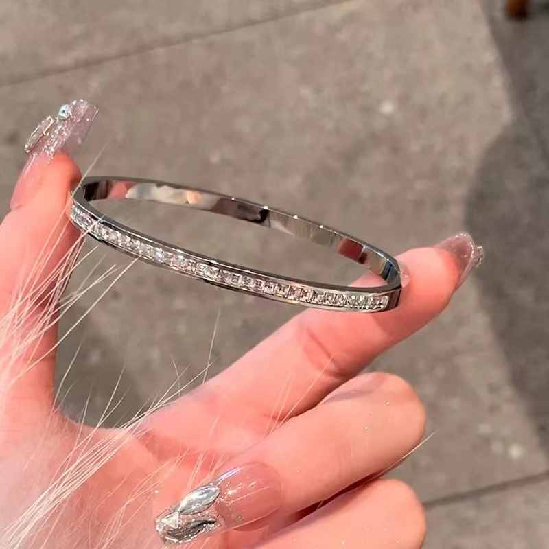  Sleek Chain Bracelet 