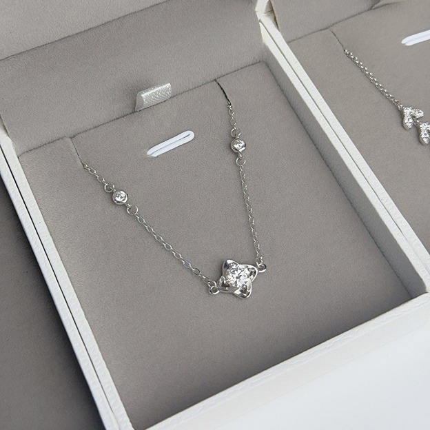 Moissanite Four-Leaf Clover Women’s Bracelet