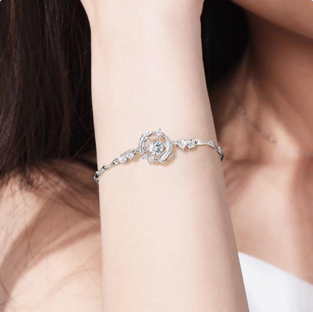 Vòng đeo tay lông vũ