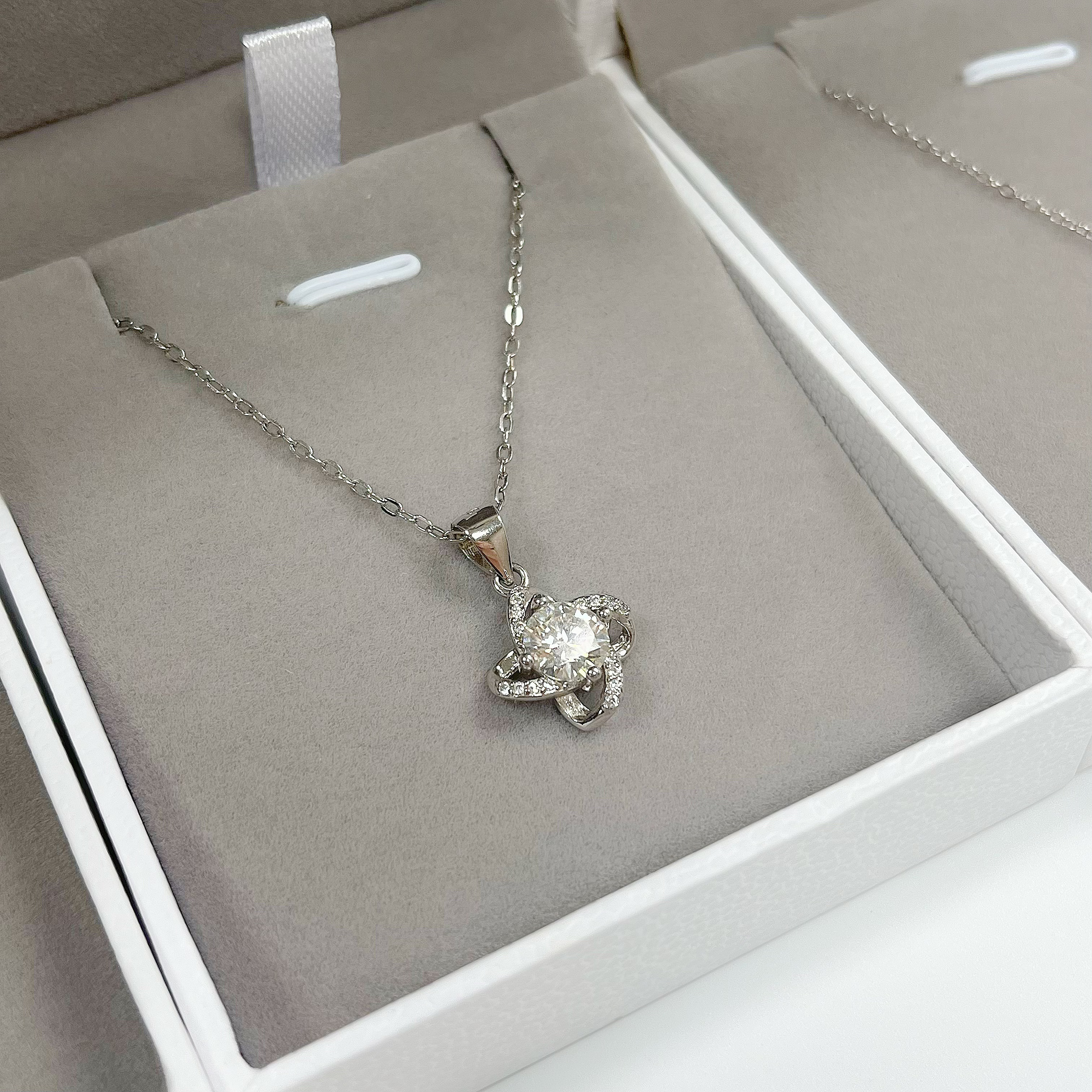 Luxury Inlaid Four-Leaf Clover Women’s Necklace