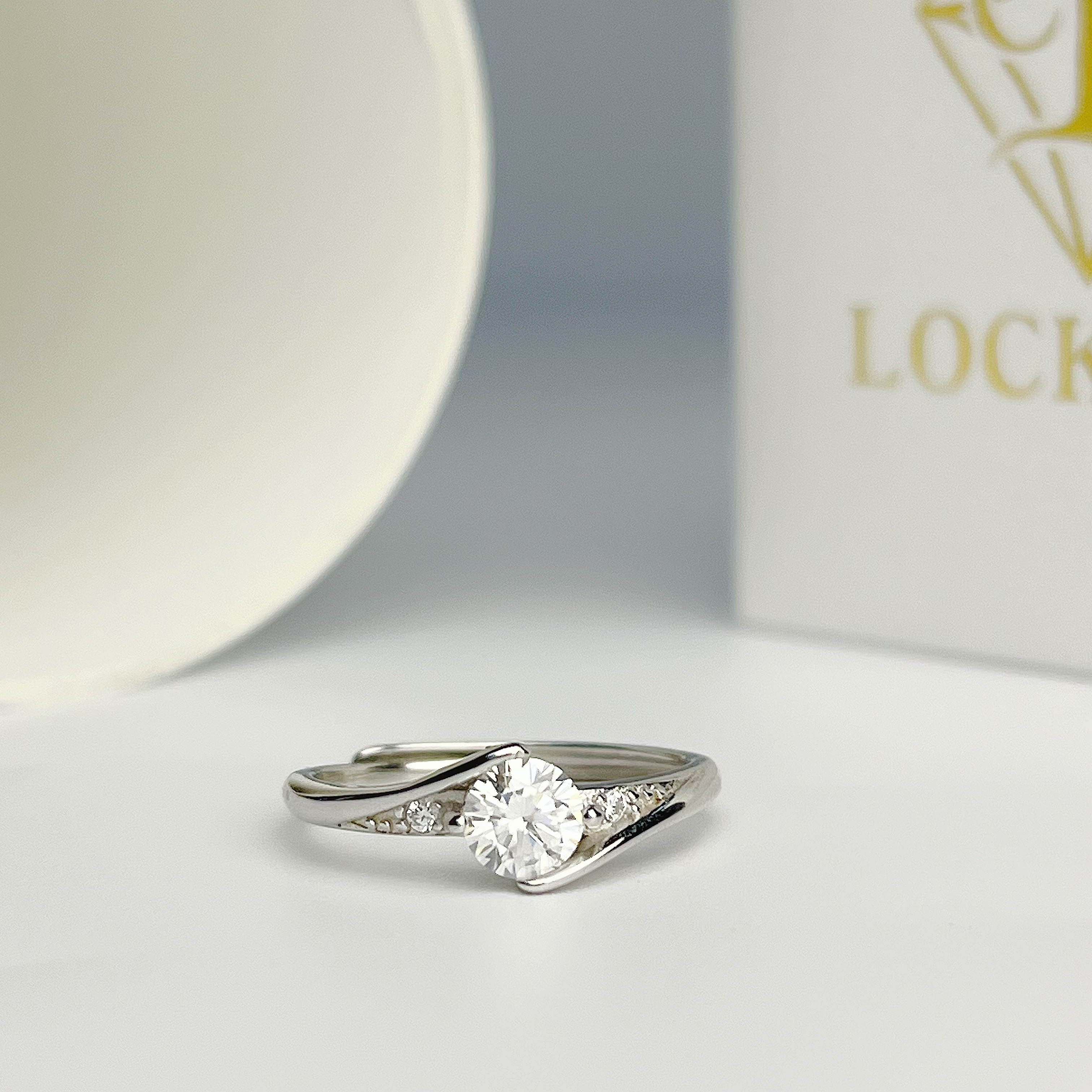 [Lockend] Elegant Spiral 0.4 Carat Moissanite 925 Silver Ring