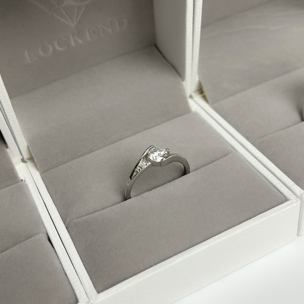 [Lockend] Elegant Spiral 0.4 Carat Moissanite 925 Silver Ring