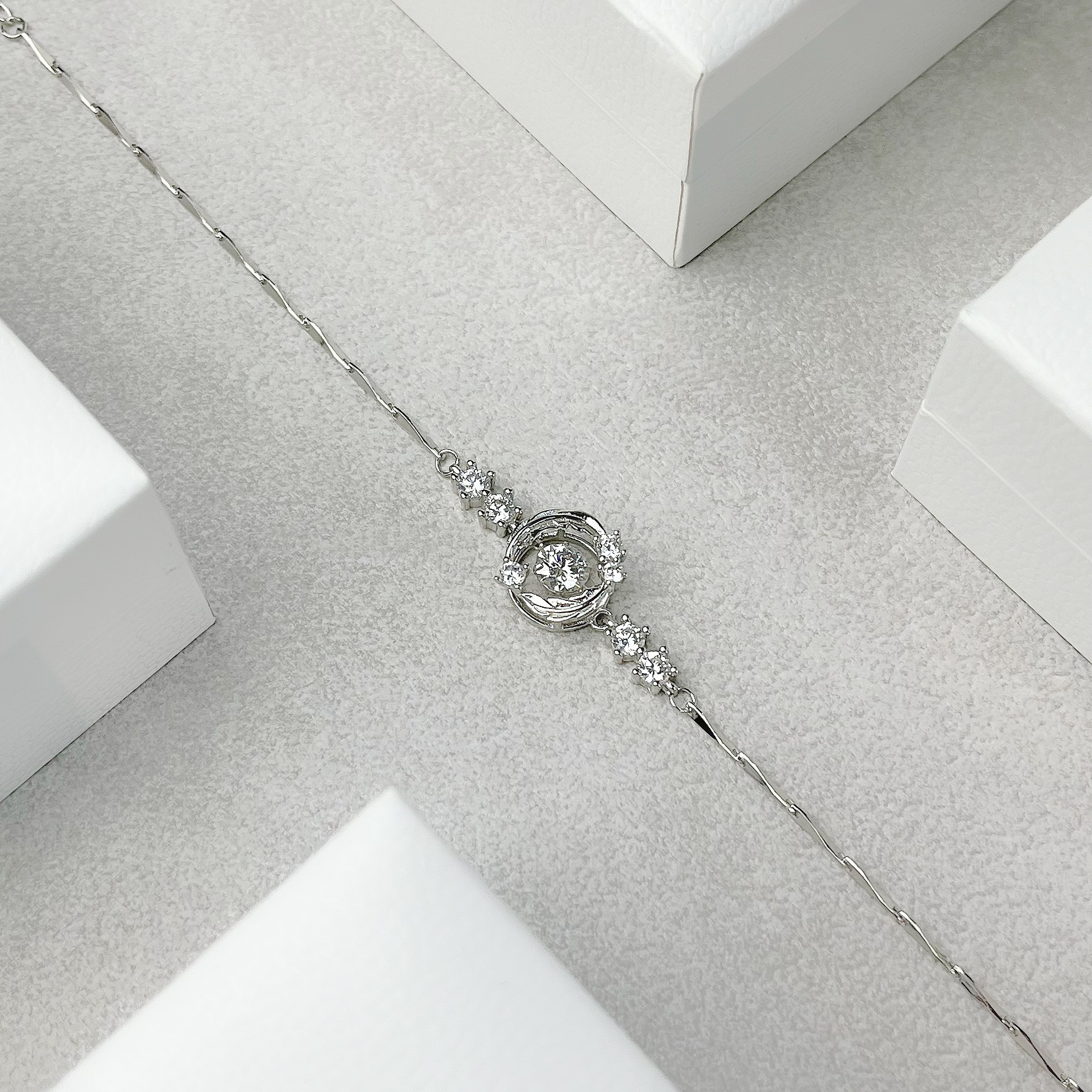 Vòng đeo tay lông vũ