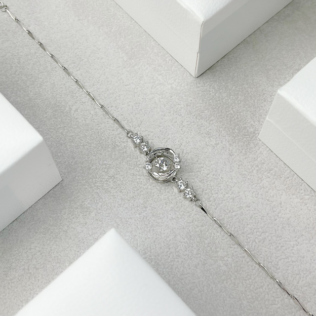 Vòng đeo tay lông vũ