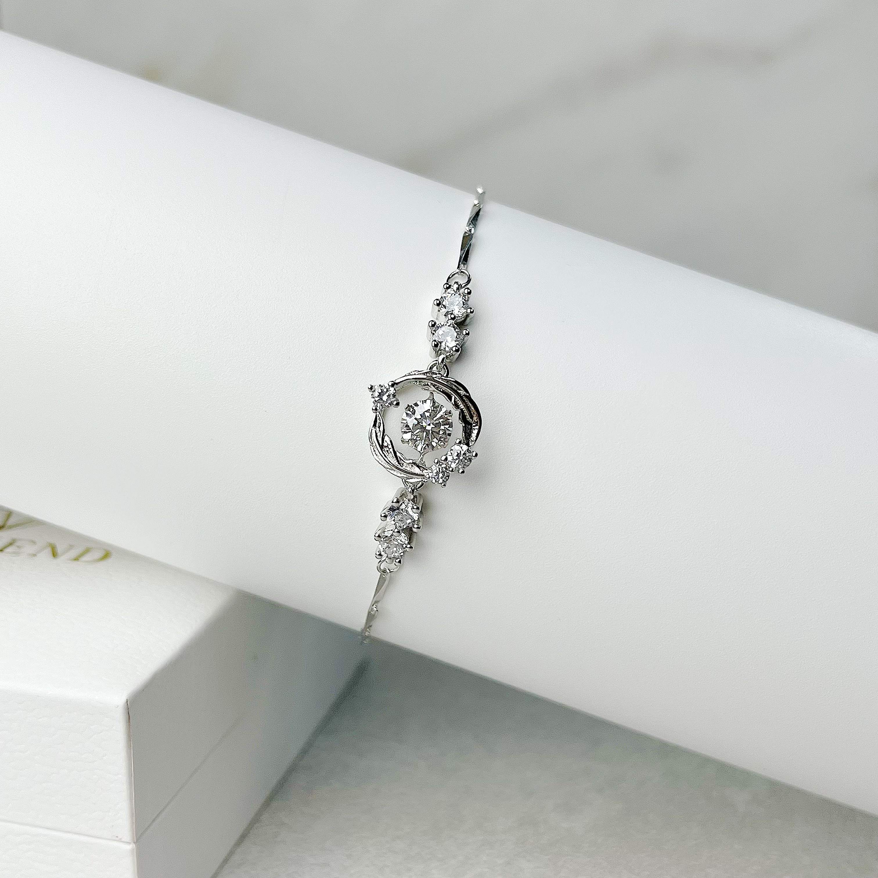 Vòng đeo tay lông vũ