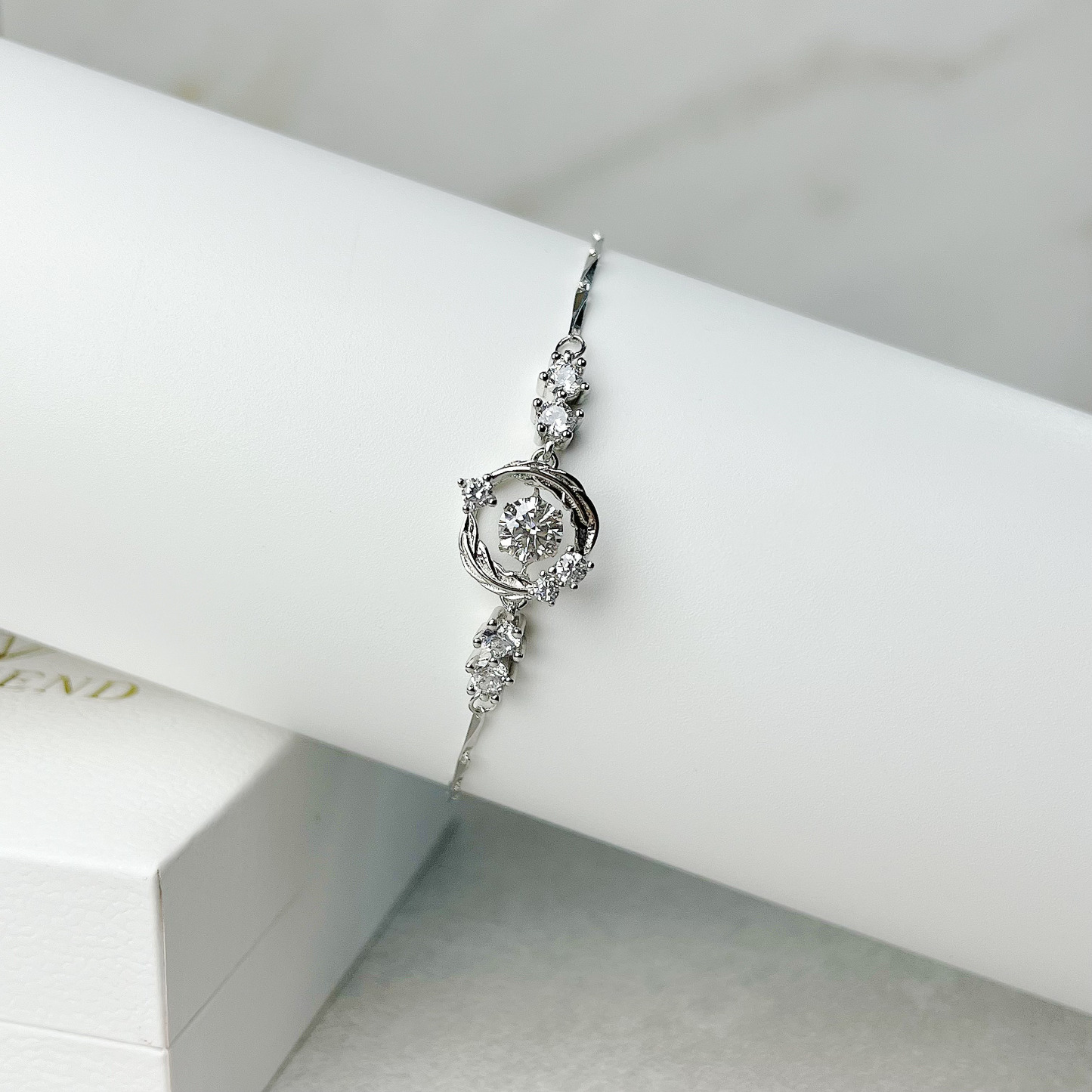 Vòng đeo tay lông vũ