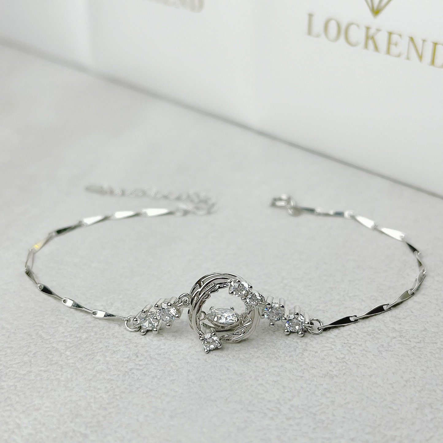 Vòng đeo tay lông vũ