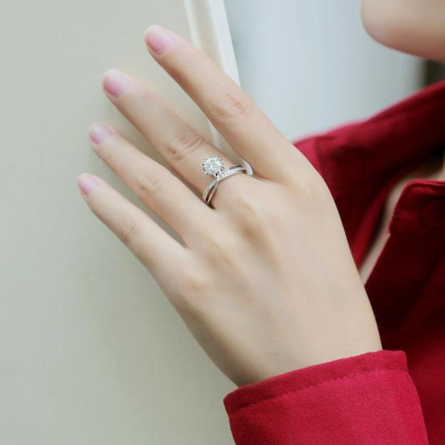 [Lockend]  Fashionable Moissanite Women's Ring 1 Carat D Color GRA Certified Youthful Design