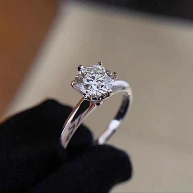 [Lockend] Elegant 6 Prong 925 Silver Ring with 1 Carat D Color Moissanite GRA Certified Luxurious and Sophisticated