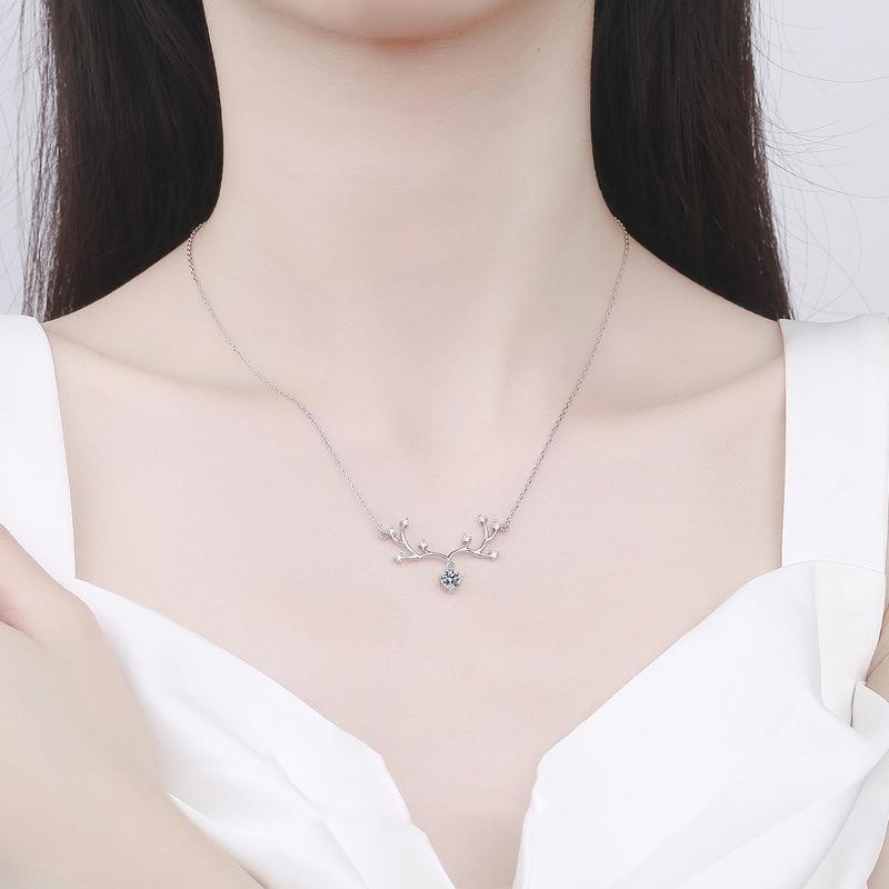 Exquisite Reindeer Design 925 Silver Necklace