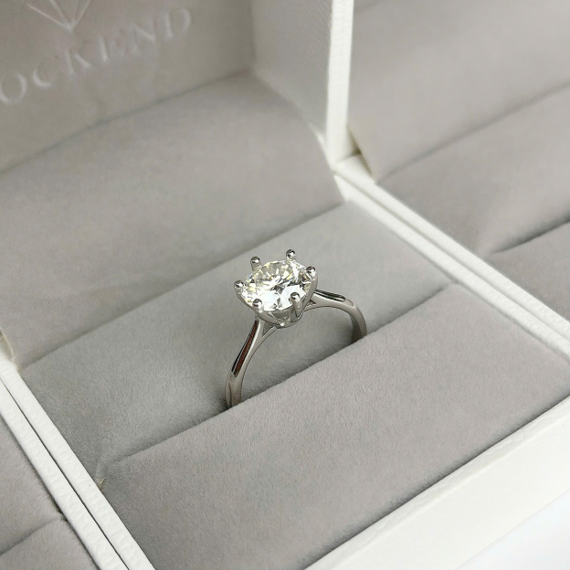 Simple Women’s Ring