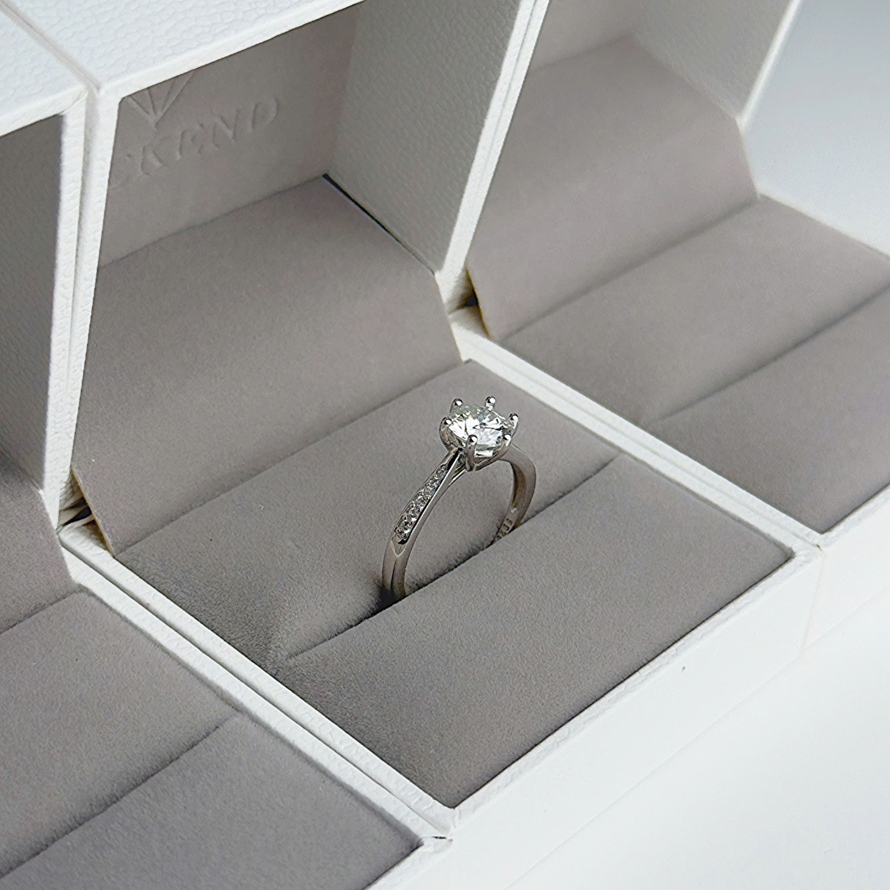 Classic six-prong ring