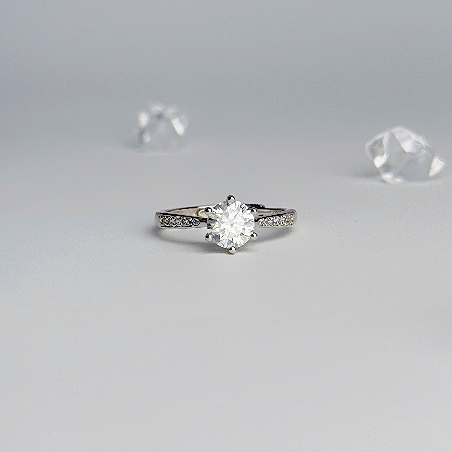 Classic six-prong ring