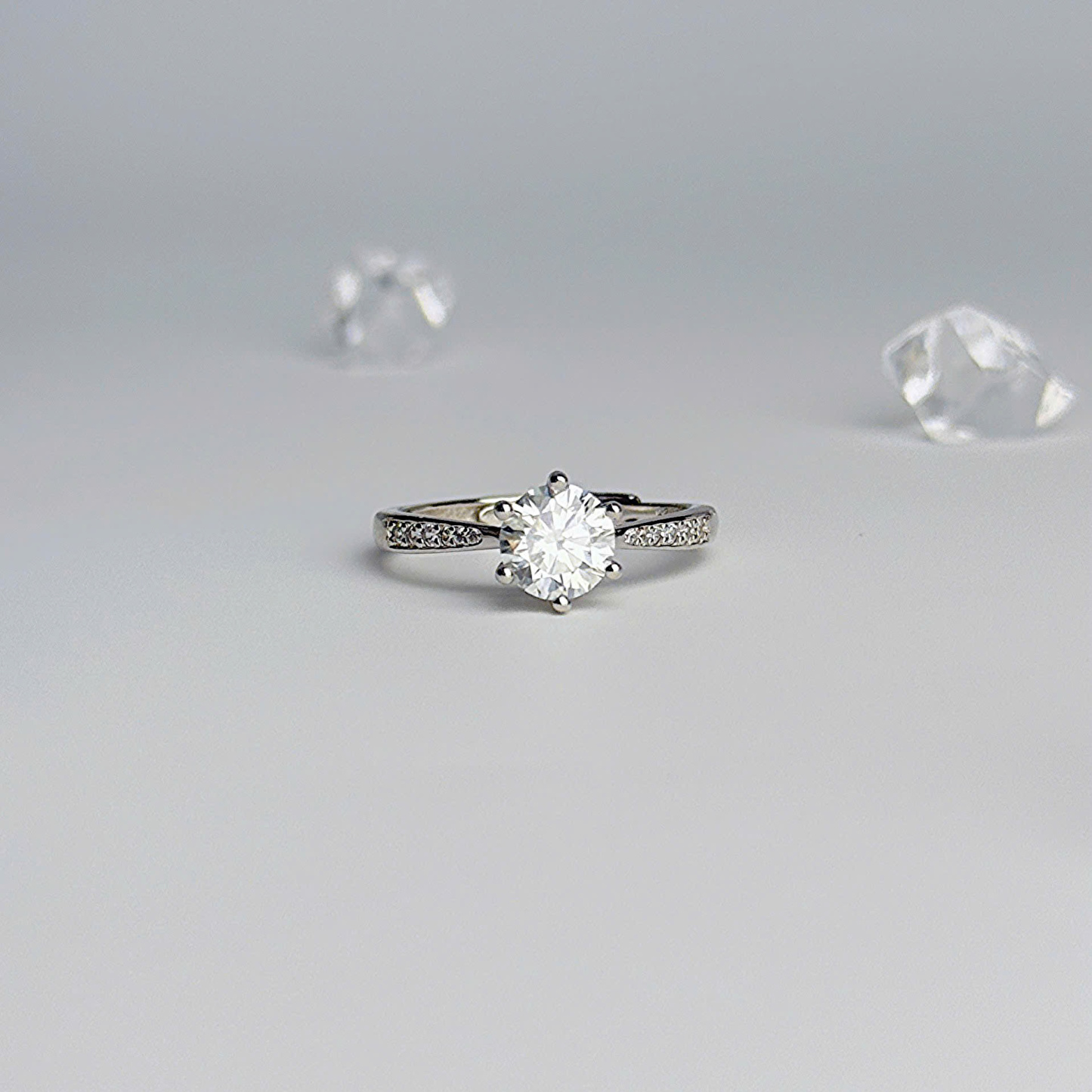 Classic six-prong ring