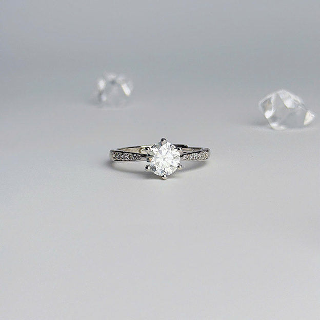 Classic six-prong ring