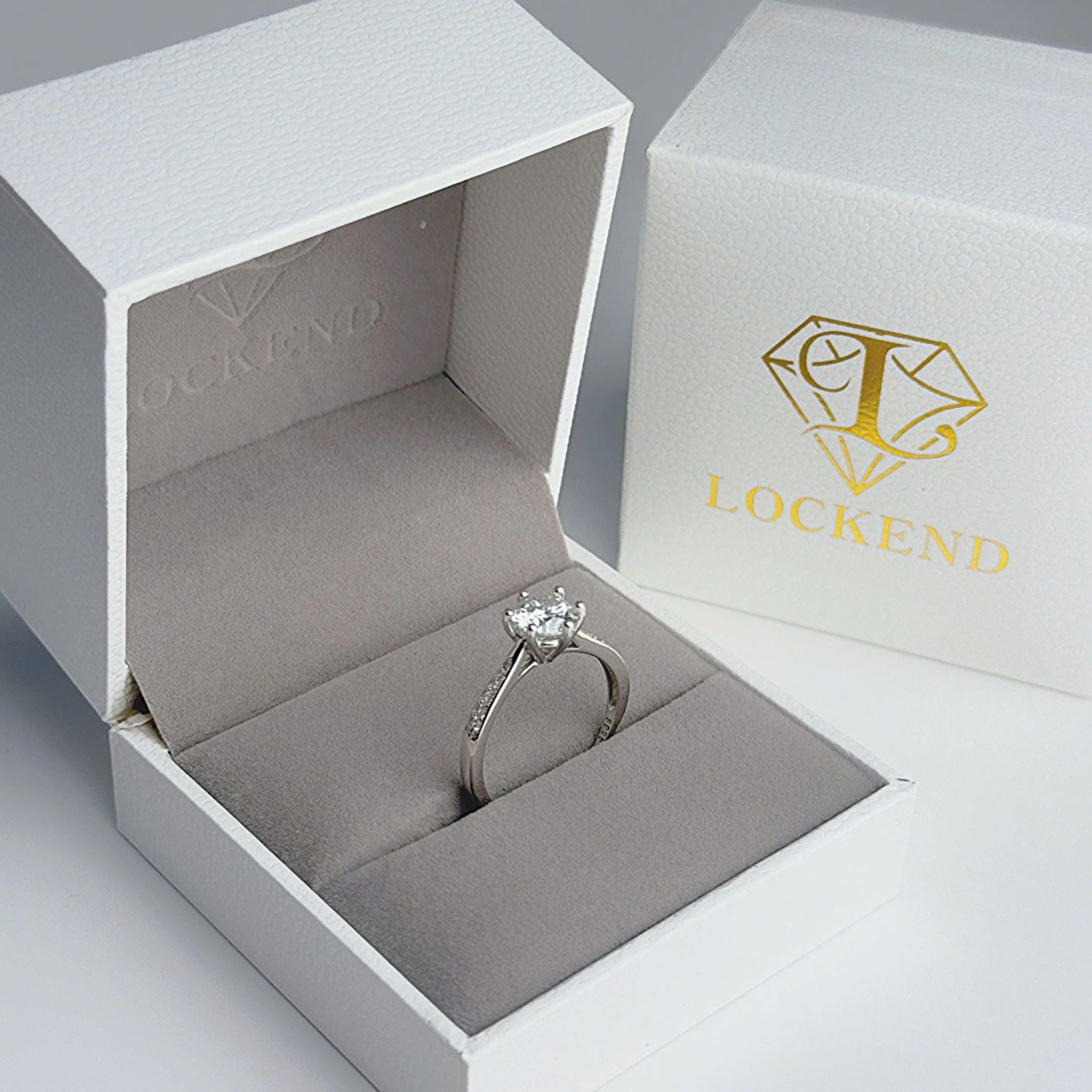 Classic six-prong ring