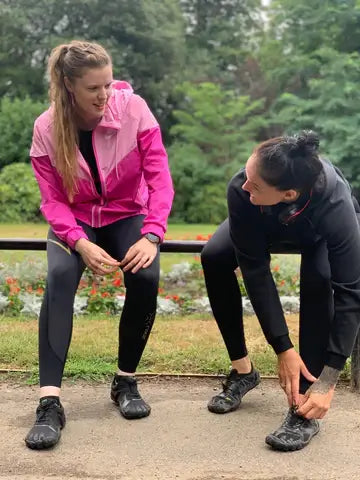 裸足で汗を流す女性たち