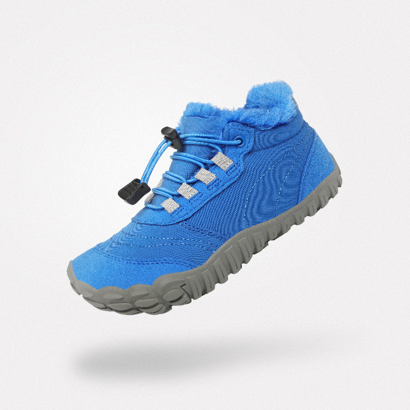 ウィル II キッズ 冬用ベアフットブーツ（ブルー）。足の正しい発達をサポートする幅広仕様で、アウトドアレジャーも安心な防寒ブーツ。