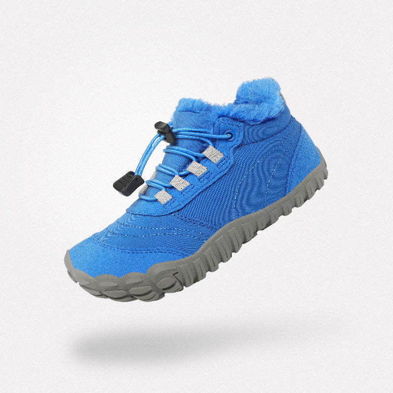 ウィル II キッズ 冬用ベアフットブーツ（ブルー）。足の正しい発達をサポートする幅広仕様で、アウトドアレジャーも安心な防寒ブーツ。