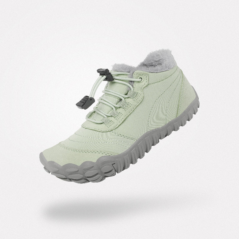 ウィル II キッズ 保温ベアフットブーツ（グリーン）。自然に溶け込むグリーンカラーの、森林遊びやハイキングに対応する保温性の高い靴。