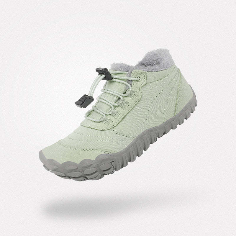 ウィル II キッズ 保温ベアフットブーツ（グリーン）。自然に溶け込むグリーンカラーの、森林遊びやハイキングに対応する保温性の高い靴。