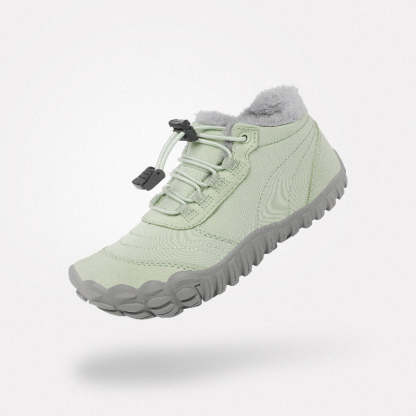 ウィル II キッズ 保温ベアフットブーツ（グリーン）。自然に溶け込むグリーンカラーの、森林遊びやハイキングに対応する保温性の高い靴。