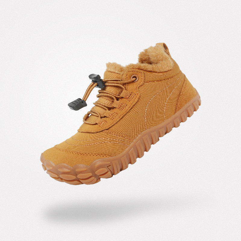 ウィル II キッズ 防寒ベアフットブーツ（ブラウン）。雪遊びや野外活動に、足指を自由に動かせる幅広設計の保温子供靴。