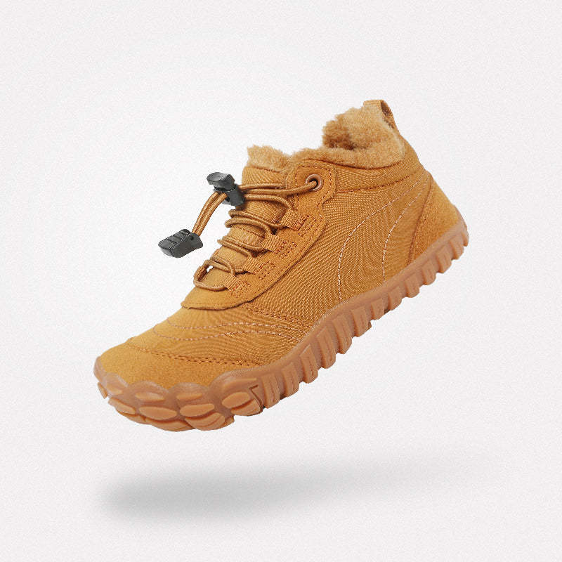 ウィル II キッズ 防寒ベアフットブーツ（ブラウン）。雪遊びや野外活動に、足指を自由に動かせる幅広設計の保温子供靴。