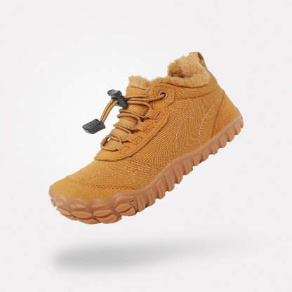 ウィル II キッズ 防寒ベアフットブーツ（ブラウン）。雪遊びや野外活動に、足指を自由に動かせる幅広設計の保温子供靴。