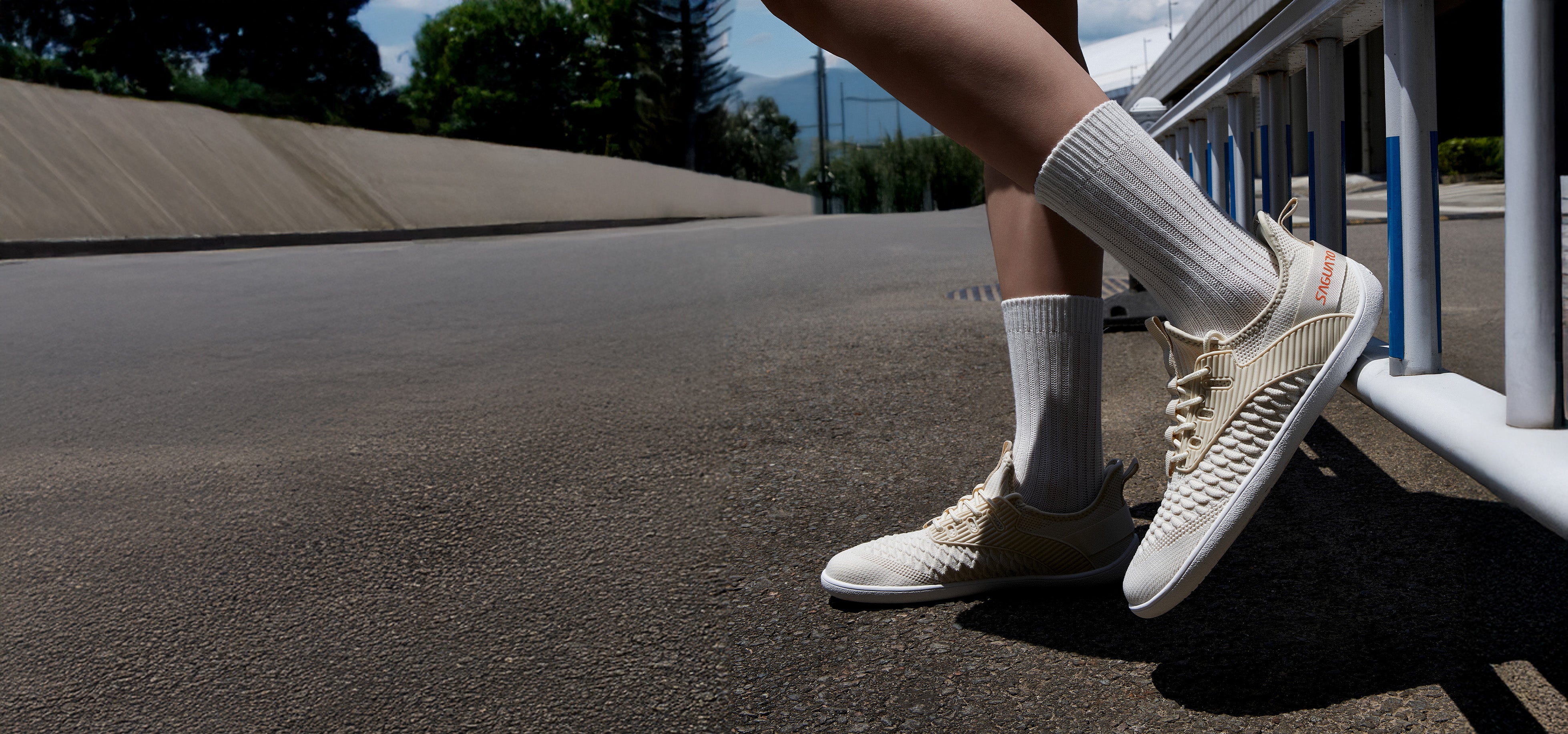 {"default":"履き心地のいい、スリッポンタイプのベアフットシューズ。手軽に履けるので、ウォーキングやランニング、ジムでの利用にも最適な一足。"}