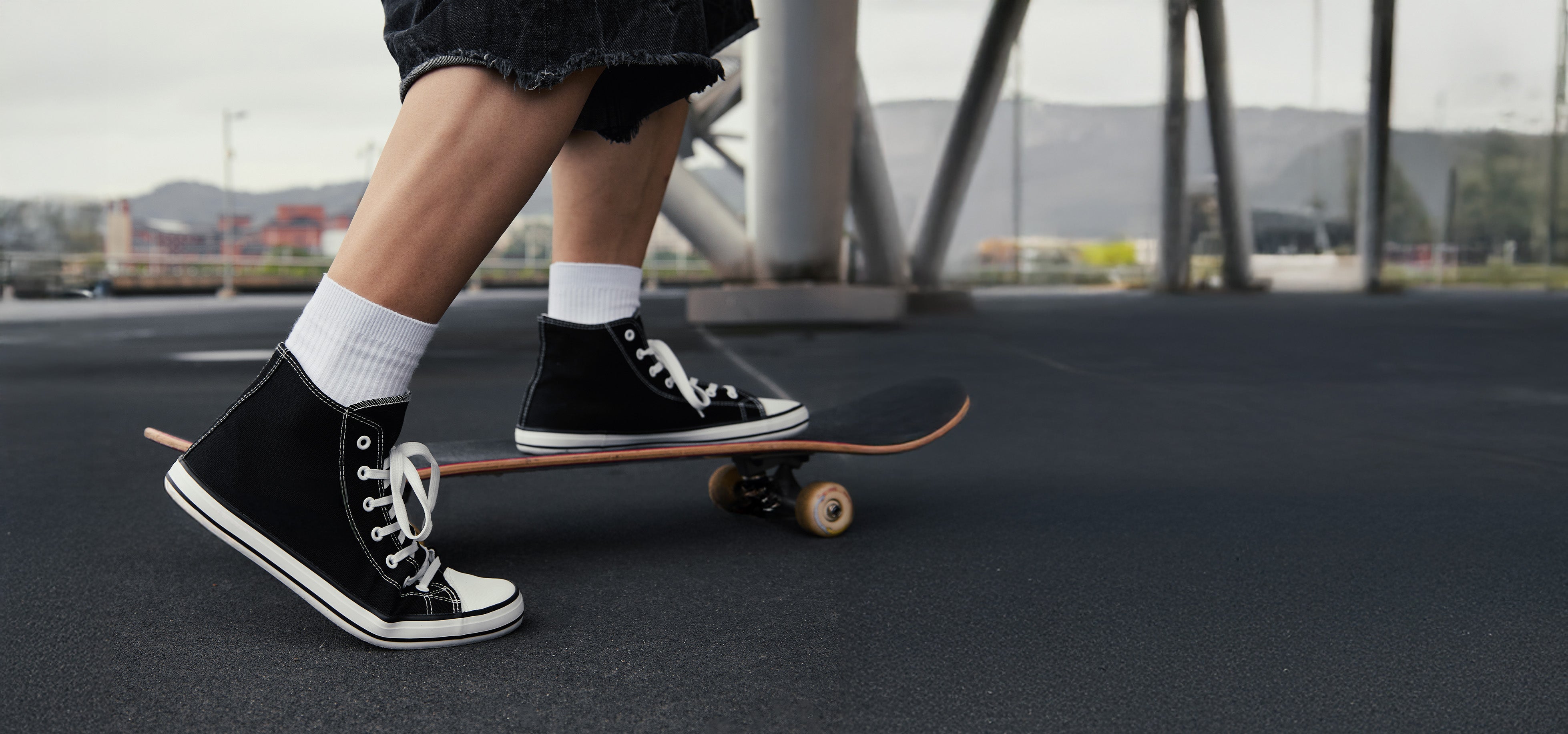 {"default":"ストリートに映える黒いハイカットスニーカー。履きやすい、ベアフットのコンフォートシューズで街を自由に。メンズ・レディース向け。"}