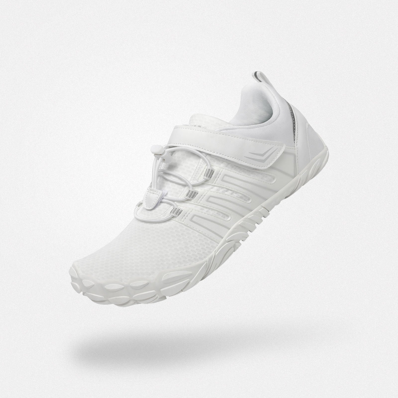 ヴィガー II ユニセックス ベアフットシューズ（ホワイト）。清潔感のあるホワイト、室内トレーニングで快適な履き心地を実現。