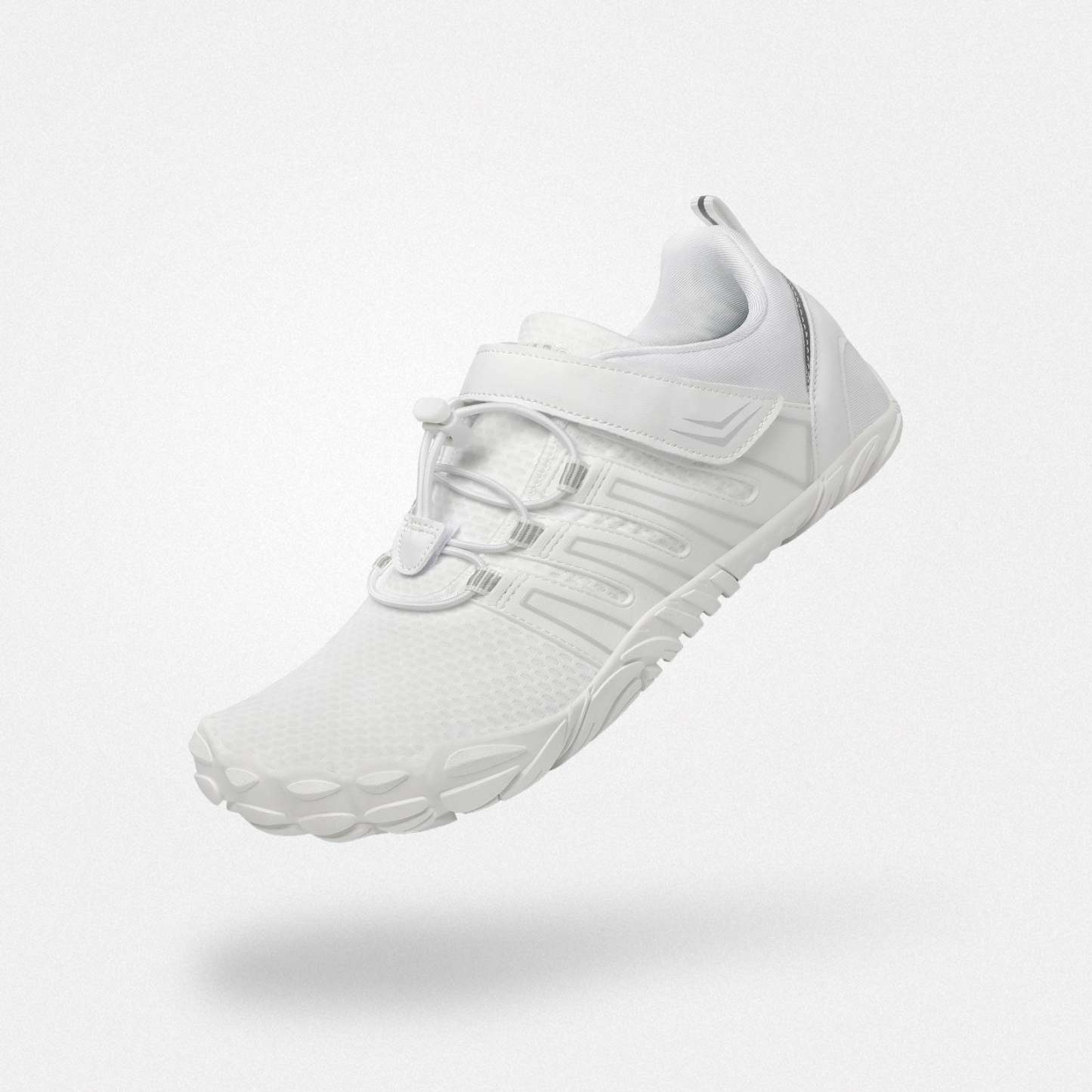 ヴィガー II ユニセックス ベアフットシューズ（ホワイト）。清潔感のあるホワイト、室内トレーニングで快適な履き心地を実現。