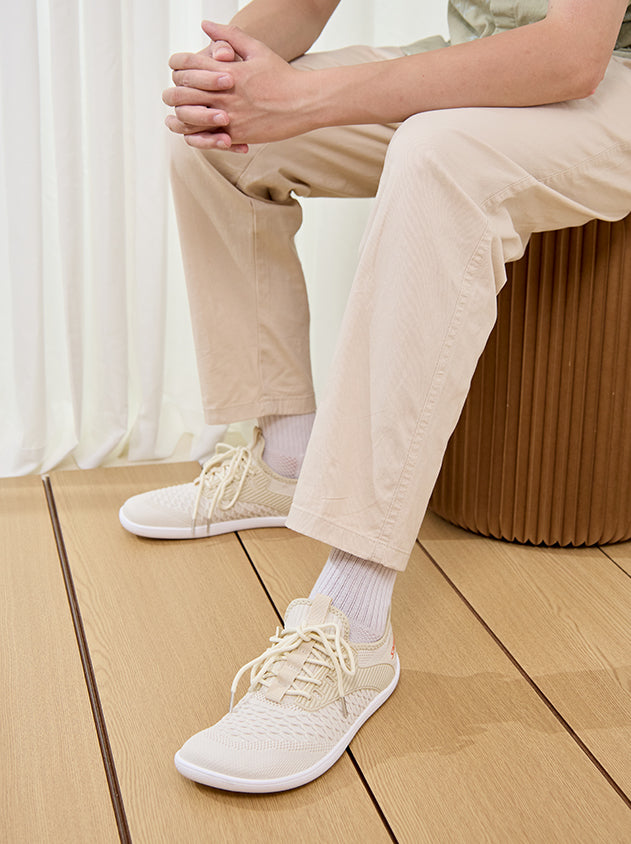 {"default":"どんな服装にも合う、おしゃれなコンフォートシューズ。毎日の通勤や外出に最適な、カジュアルなデザインで疲れにくい靴。"}