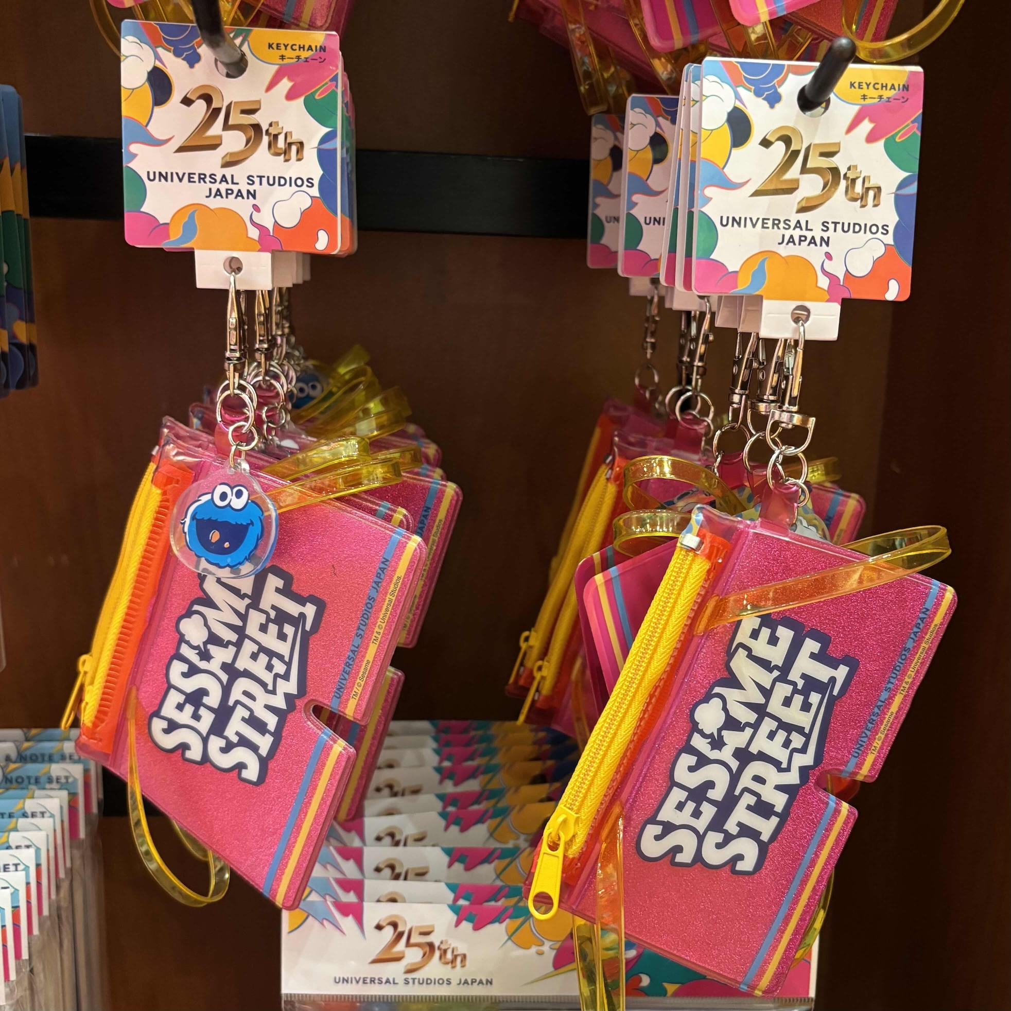 【訂貨】USJ 25th Discover U 週年紀念系列 - Sesame Street 芝麻街 Cookie Monster 短褲造型 小袋掛飾