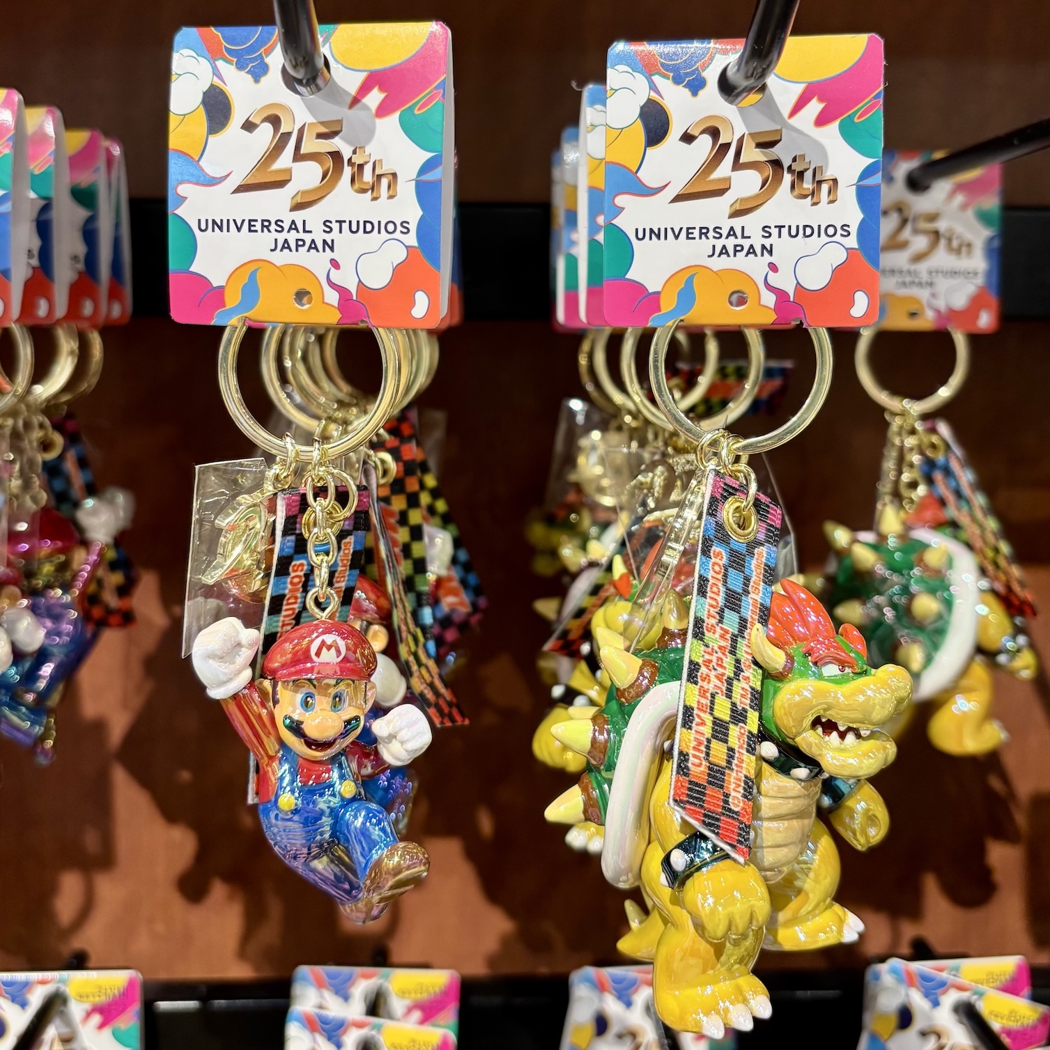 【訂貨】USJ 25th Discover U 週年紀念系列 - 任天堂 Mario & 庫巴 幻彩色鑰匙扣