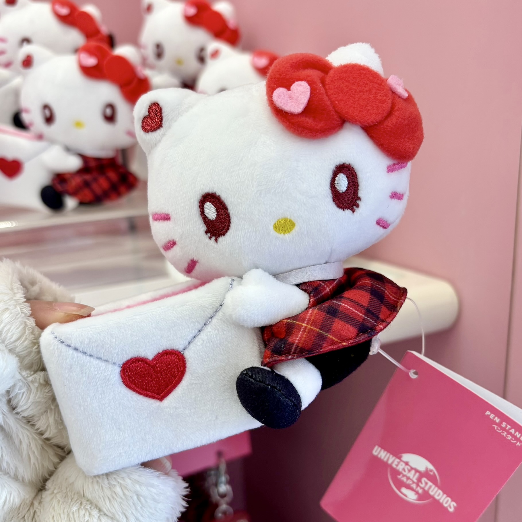 【訂貨】USJ Hello Kitty 紅色格仔 公仔筆筒 小物收納筒