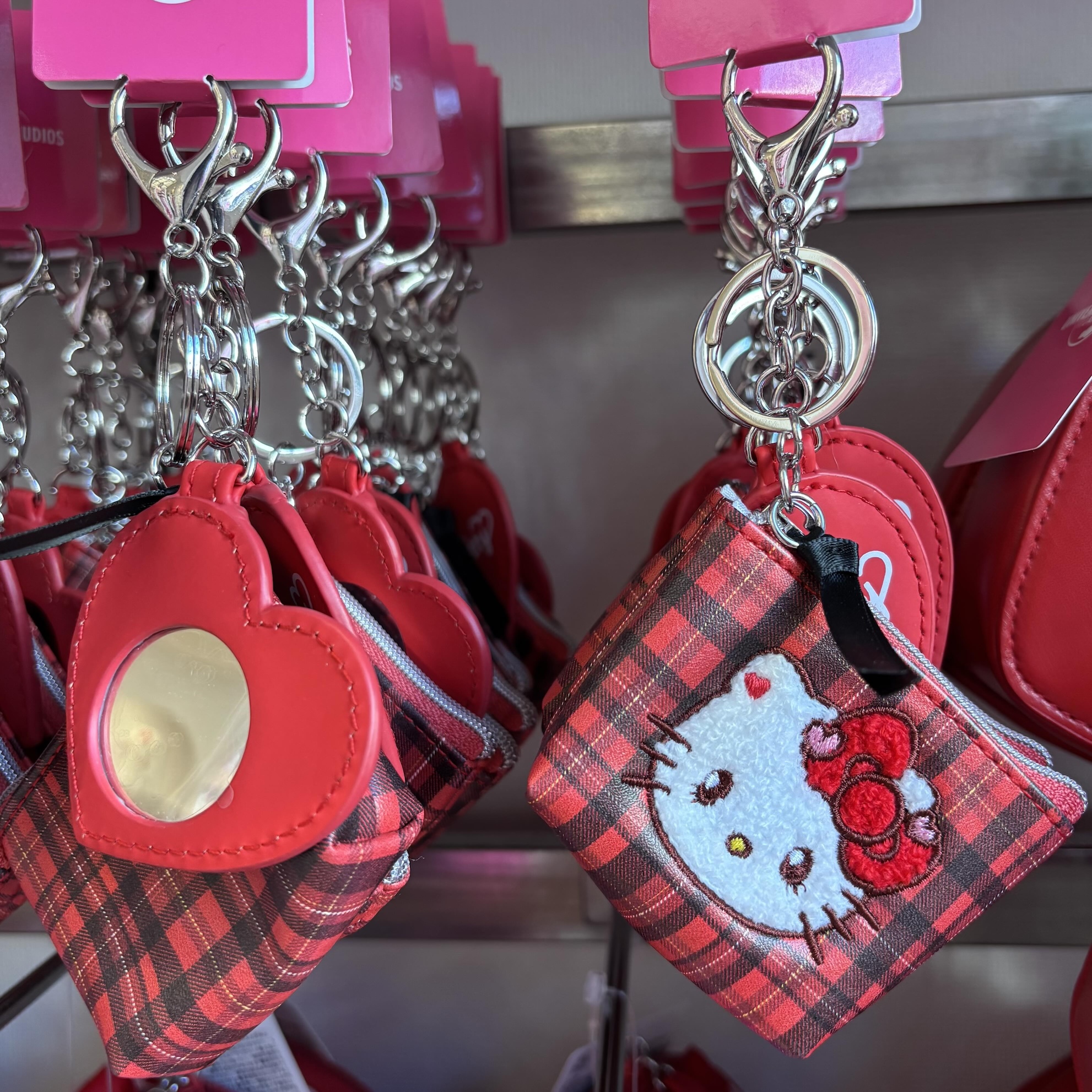 【訂貨】USJ Hello Kitty 紅色格仔 小鏡及散銀包 掛飾