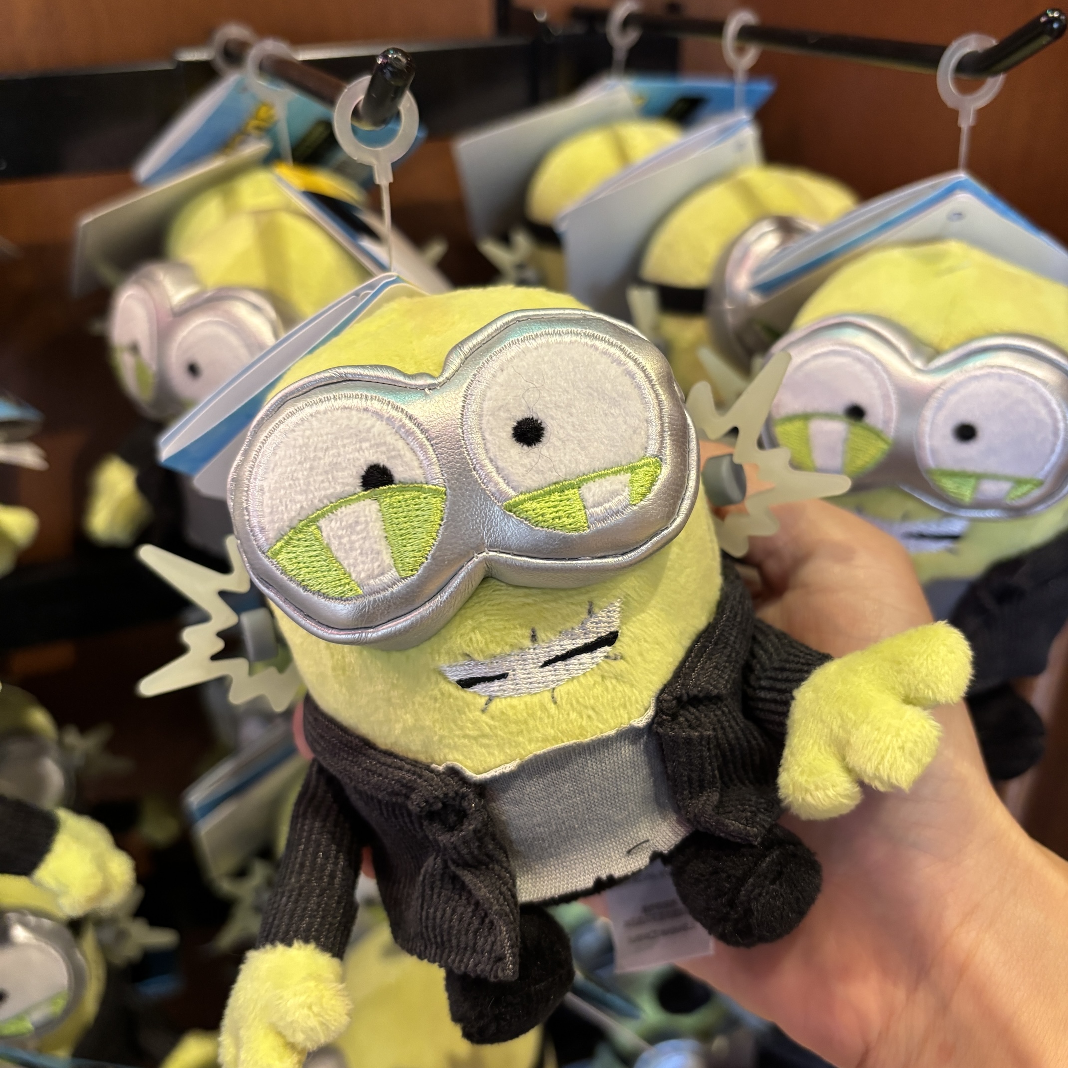 【訂貨】USJ Halloween 2026 Monster Minions - 科學怪人Bob 肩膊公仔（夜光）