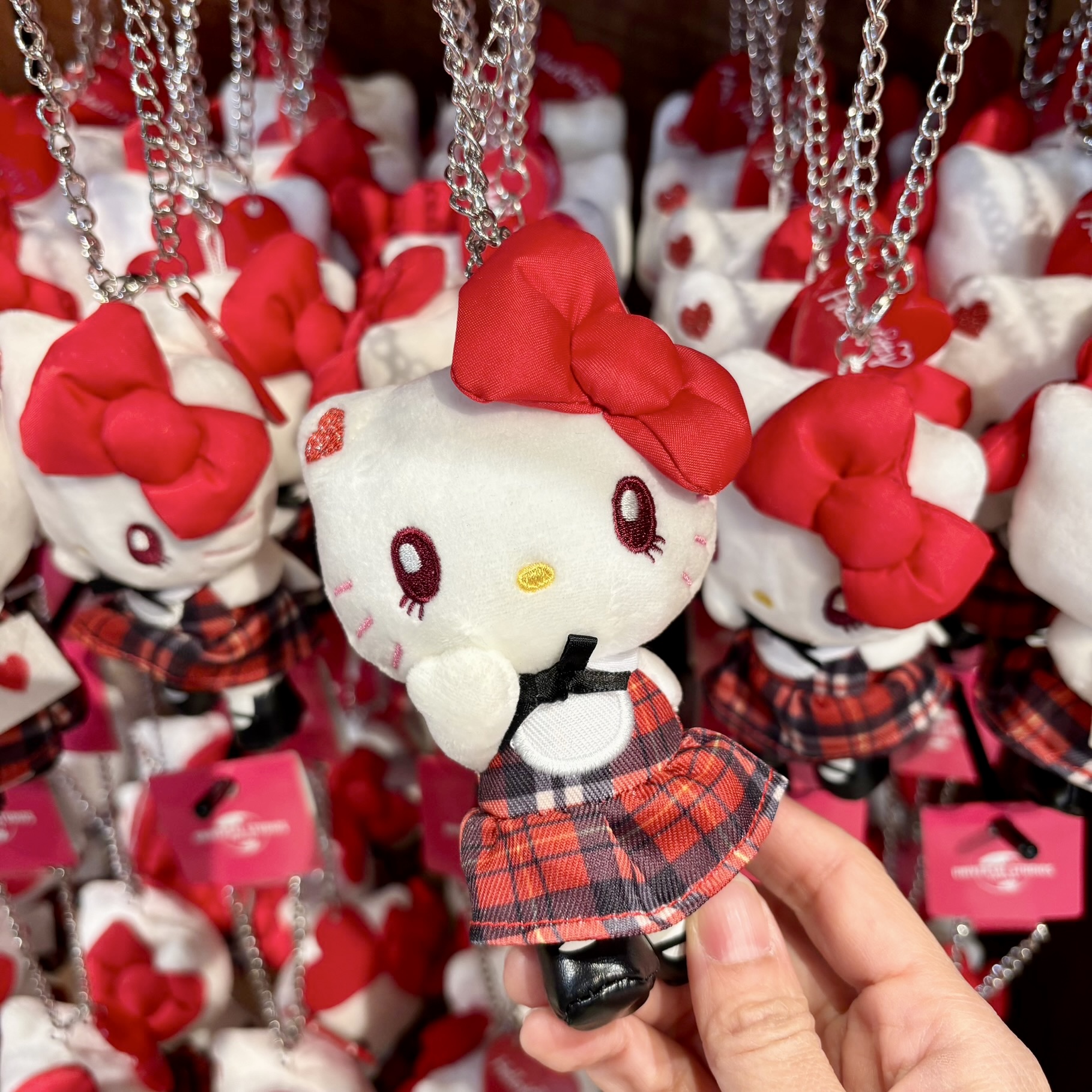 【訂貨】USJ Hello Kitty 紅色格仔裙 吊飾公仔（小）