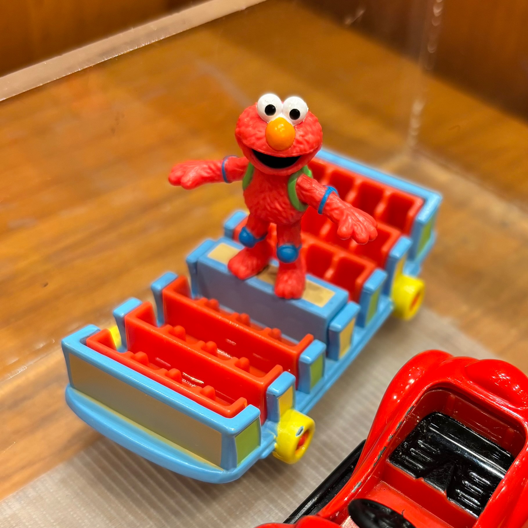 Order】USJ Limited Edition Elmo's Go-Go Skateboard Tomica
