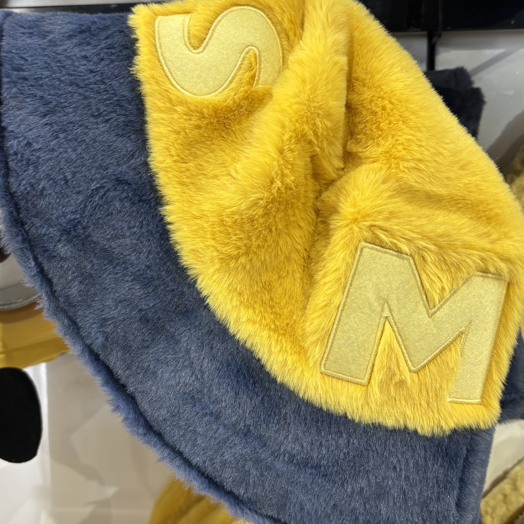 【訂貨】USJ MINIONS 毛毛漁夫帽（字母）