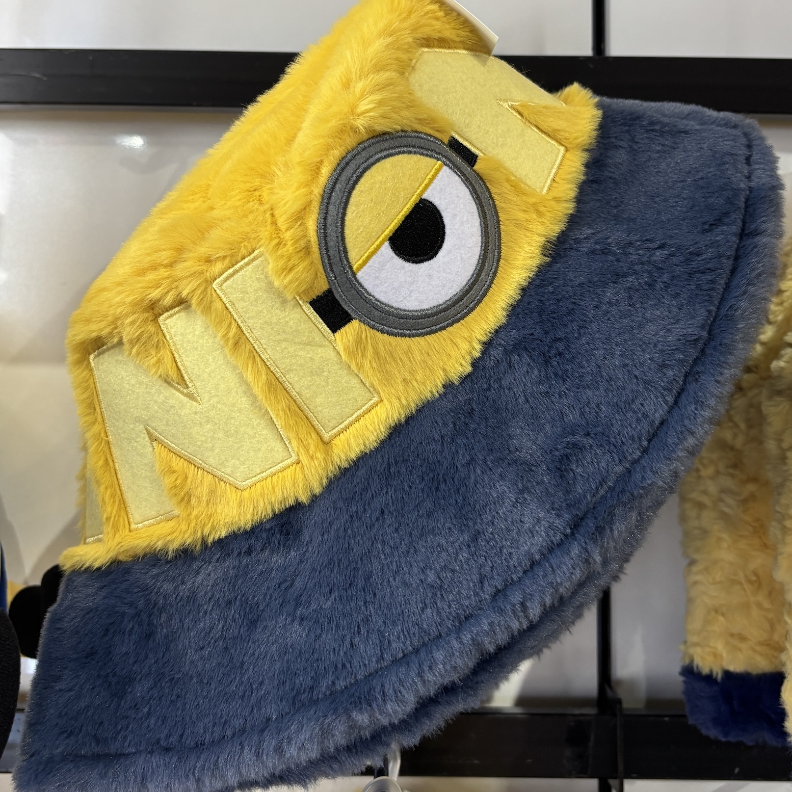 【訂貨】USJ MINIONS 毛毛漁夫帽（字母）